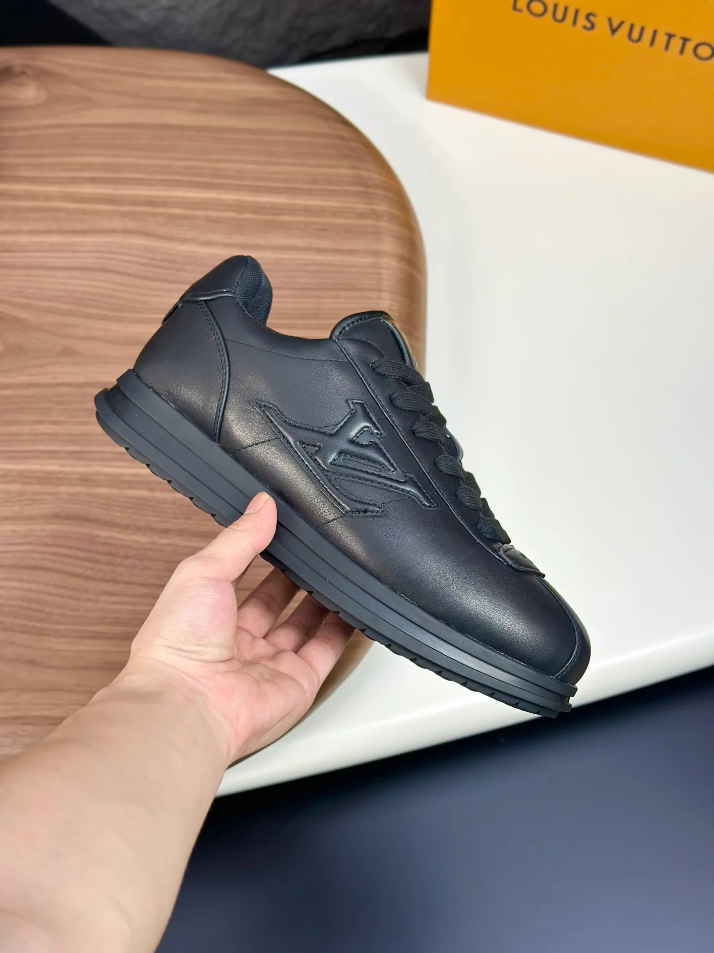 Factory direct sale ¥700💰Full set of packaging💰Top version LV-Louis Vuitton-Classic catwalk new style 1:1 developed replica of the original version! ! The upper foot is very comfortable. It is made of luxurious materials and fine workmanship. The midsole is printed with English letters "Made in Europe". The upper is made of calfskin imported from Italy. The side is decorated with the brand's LOGO and signature. The latest latex foot pads and mesh lining make the foot feel super comfortable. Original factory special supply of original two-color T men's shoes 💰U combination outsole. Bag technology Goodyear stitched edges Fabric: Exclusive custom first-layer cowhide Accessories: Exclusive private model Vuitton logo, lining: Customized silk mesh lining - first-layer silk cowhide lining Outsole: T men's shoes 💰U combination outsole wear-resistant, non-slip and anti-yellowing Foot pads: new latex pads-mesh sweat-absorbent Counter technology: fully computerized sewing machine wire drawing Toe cap Back cover Hot and cold shaping A complete set of pull-top lasts with medium and low logo patterns. Counter packaging - shoelaces, certificates, cards, instructions, certificates, dust bags. The most comprehensive packaging on the Internet. Men's model 339-44 (38/45 custom-made, non-returnable!